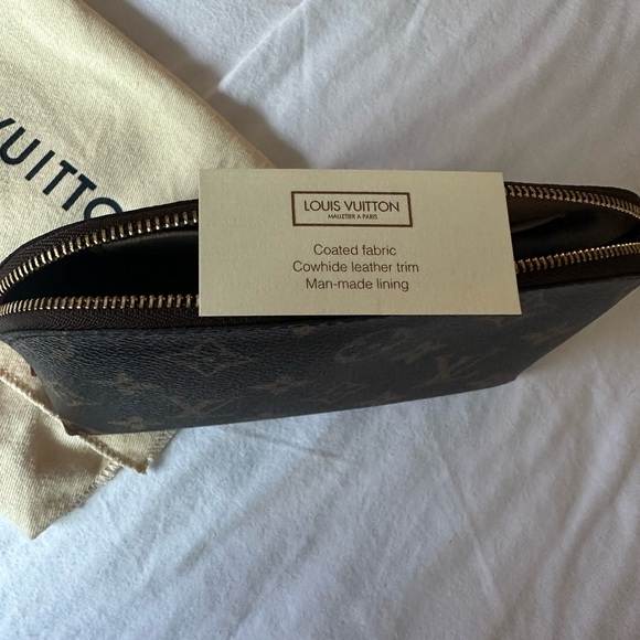 Louis Vuitton Cosmetic Pouch - Picture 5 of 9